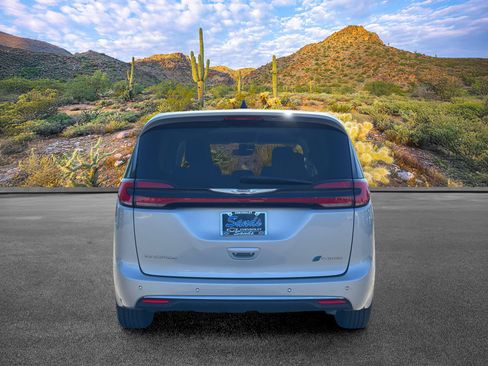 Used 2024 Chrysler Pacifica Limited FWD image 5