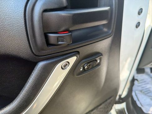 Used 2016 Jeep Wrangler Unlimited Sahara w/ Connectivity Group AWD/4WD image 11