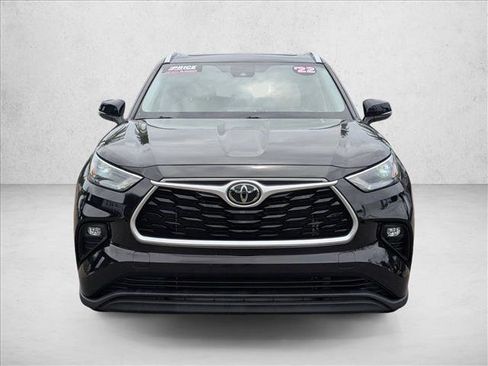 Used 2022 Toyota Highlander XLE image 2