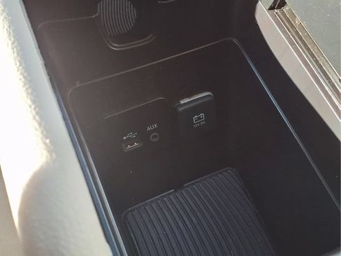 Used 2015 Chrysler 200 LX FWD image 10