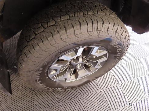 Used 2018 Toyota Tacoma TRD Off-Road w/ Technology Package image 9