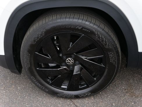 Certified 2025 Volkswagen Atlas Cross Sport SE w/ Panoramic Sunroof Package image 15