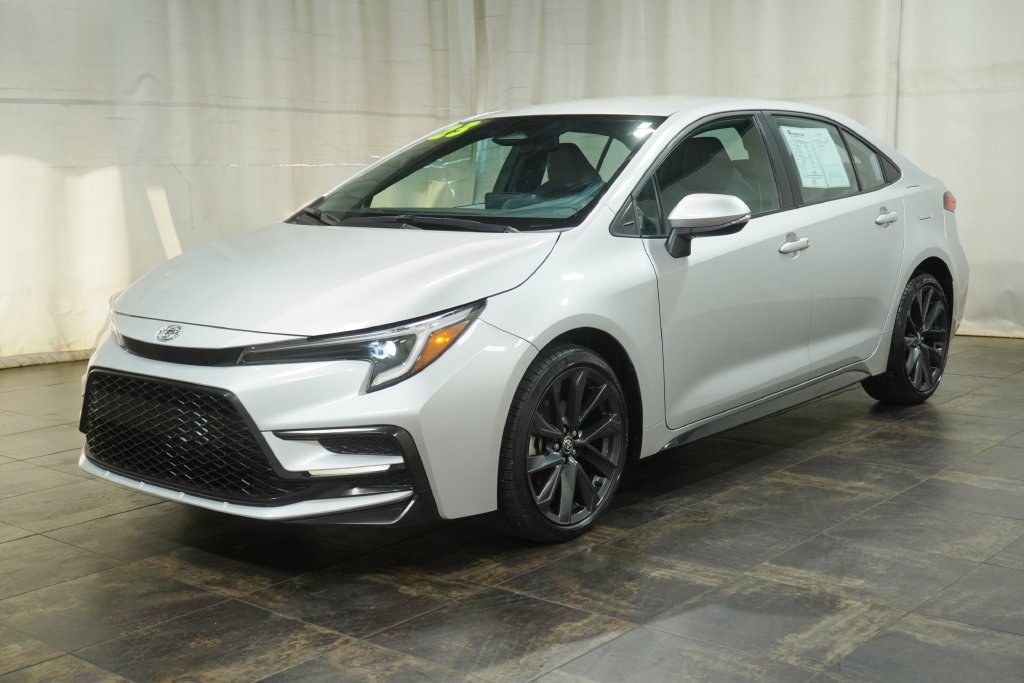 Used 2023 Toyota Corolla SE FWD image 2