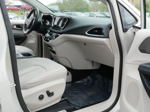 Used 2021 Chrysler Pacifica Touring-L w/ Premium & Safety Sphere Group FWD image 19