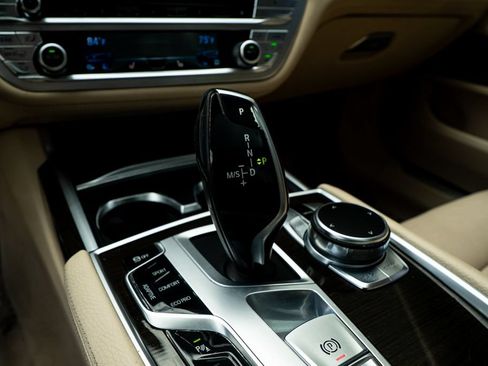 Used 2018 BMW 740i RWD image 32
