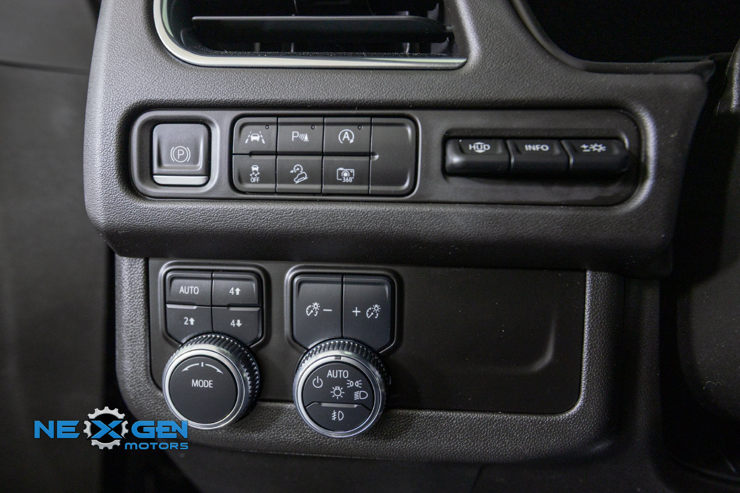 Used 2023 GMC Yukon XL AT4 w/ AT4 Premium Package AWD/4WD image 16