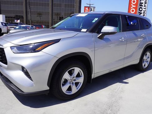 Used 2024 Toyota Highlander LE AWD/4WD image 4