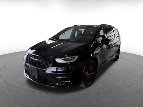 Used 2025 Chrysler Pacifica Limited image 6