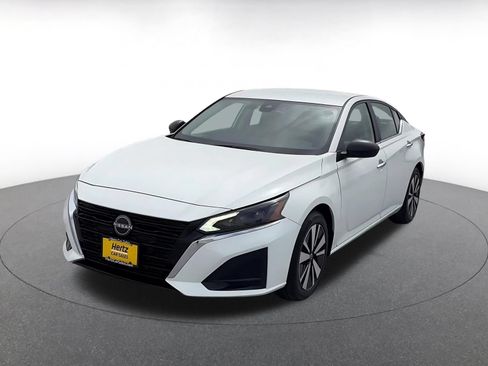Used 2025 Nissan Altima 2.5 SV FWD image 7