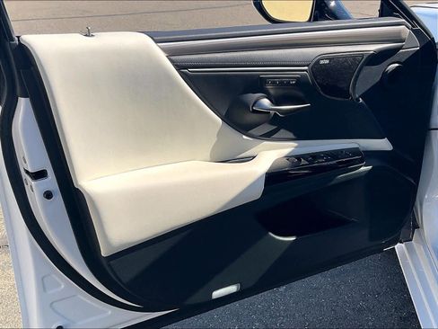 Used 2024 Lexus ES 300h F Sport image 24