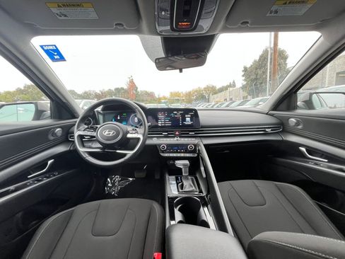 Used 2025 Hyundai Elantra SEL image 31