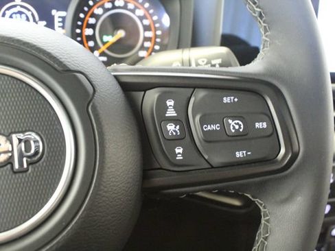 Used 2025 Jeep Gladiator Mojave AWD/4WD image 15
