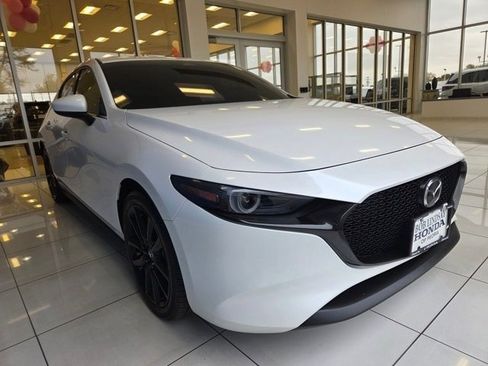 Used 2025 MAZDA MAZDA3 2.5 S Hatchback w/ Premium Pkg image 3
