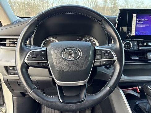 Used 2023 Toyota Highlander LE image 15