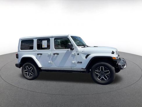 Used 2025 Jeep Wrangler Unlimited Sahara AWD/4WD image 2
