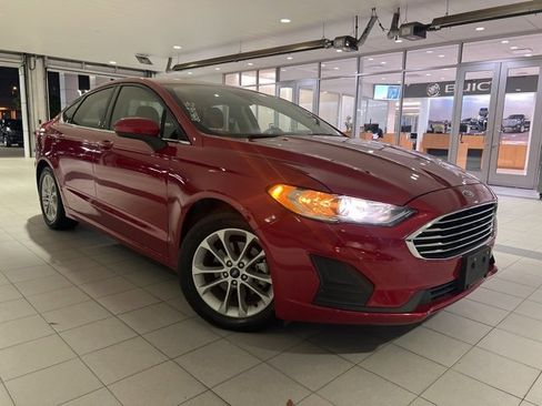 Used 2020 Ford Fusion SE image 2