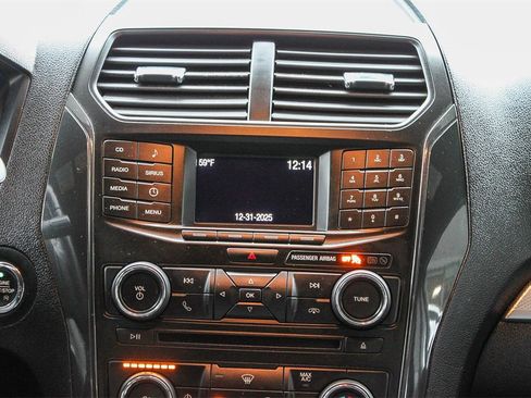 Used 2017 Ford Explorer XLT image 18