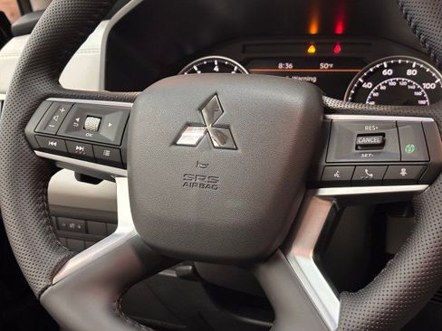 New 2025 Mitsubishi Outlander SE image 11