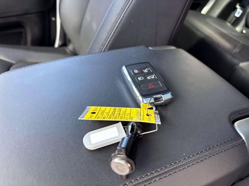 Used 2023 Land Rover Defender 130 X-Dynamic SE image 31