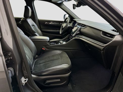 Used 2023 Jeep Grand Cherokee L Laredo image 34