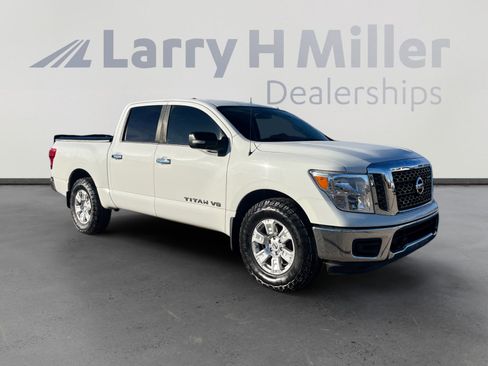 Used 2018 Nissan Titan SV image 7