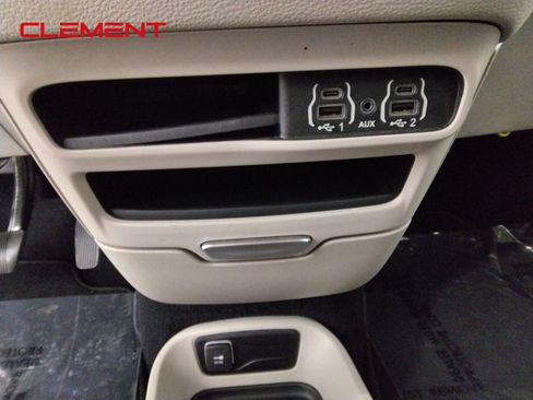 Used 2023 Chrysler Pacifica Touring-L FWD image 18