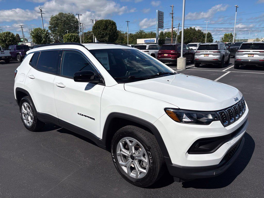 Used 2025 Jeep Compass Latitude AWD/4WD image 7