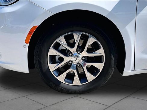 Used 2024 Chrysler Pacifica Pinnacle FWD image 11