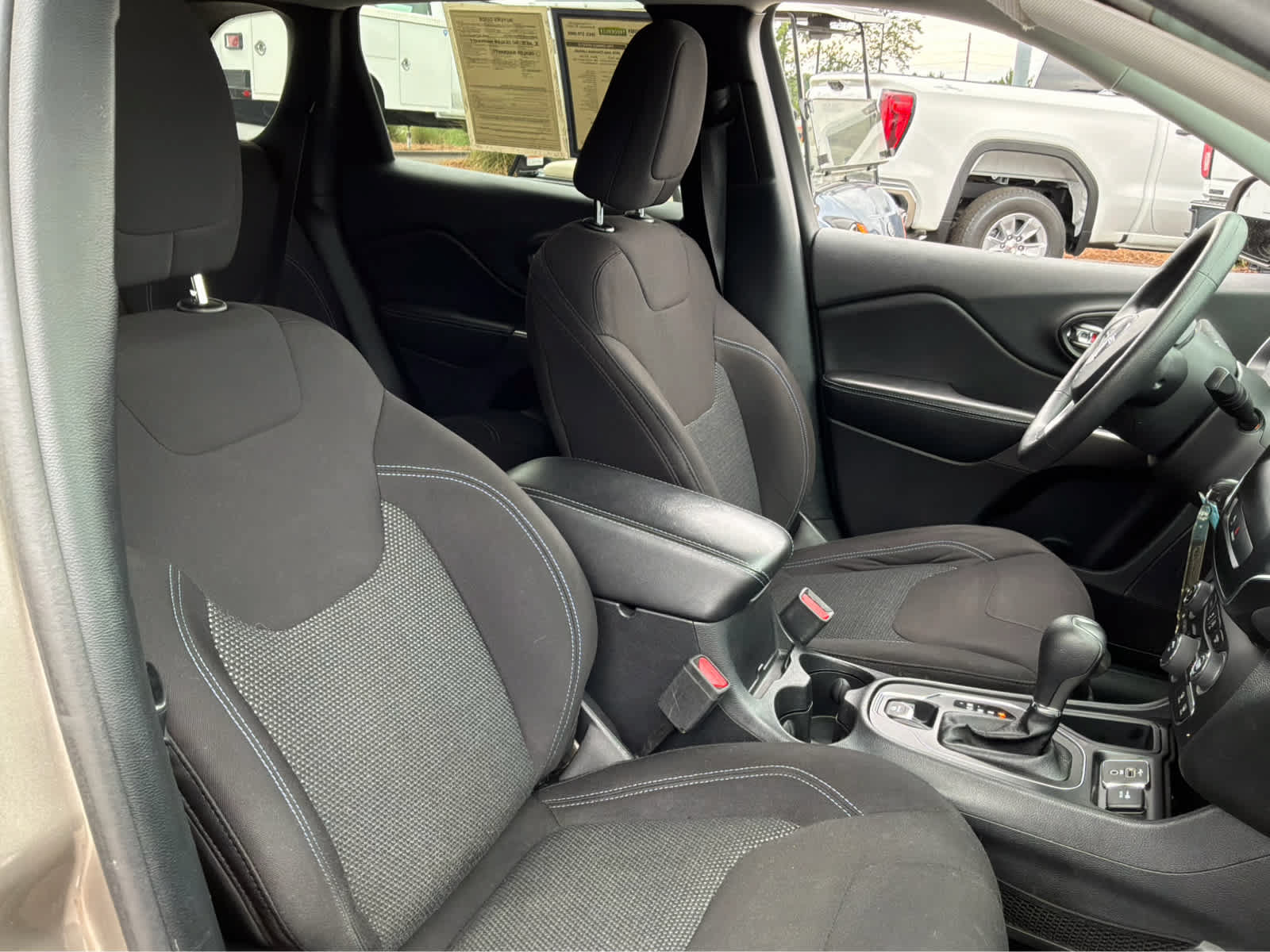 Used 2020 Jeep Cherokee Latitude FWD image 24