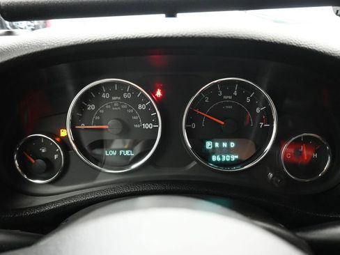 Used 2016 Jeep Wrangler Unlimited Rubicon w/ Connectivity Group AWD/4WD image 13