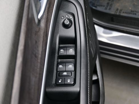 Used 2025 Jeep Grand Cherokee Limited w/ Black Appearance Package image 10