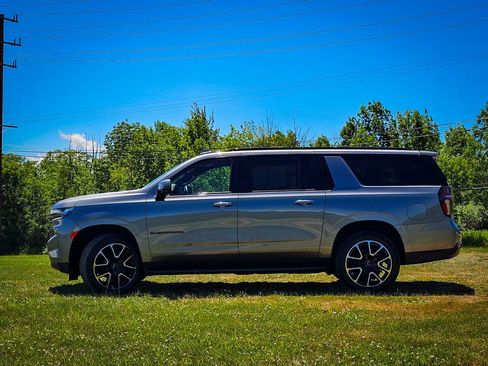 Used 2022 Chevrolet Suburban RST w/ Luxury Package AWD/4WD image 6