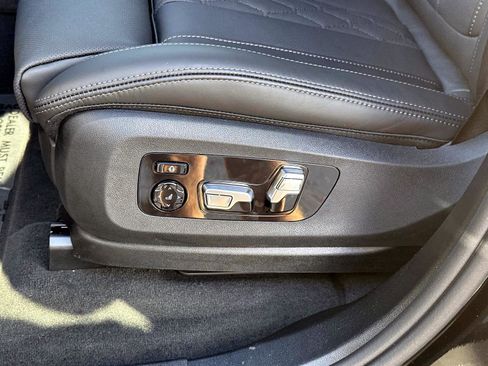 New 2026 BMW X7 M60i image 17