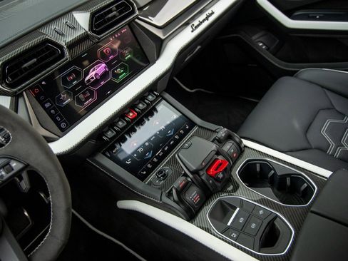 Used 2025 Lamborghini Urus SE image 32