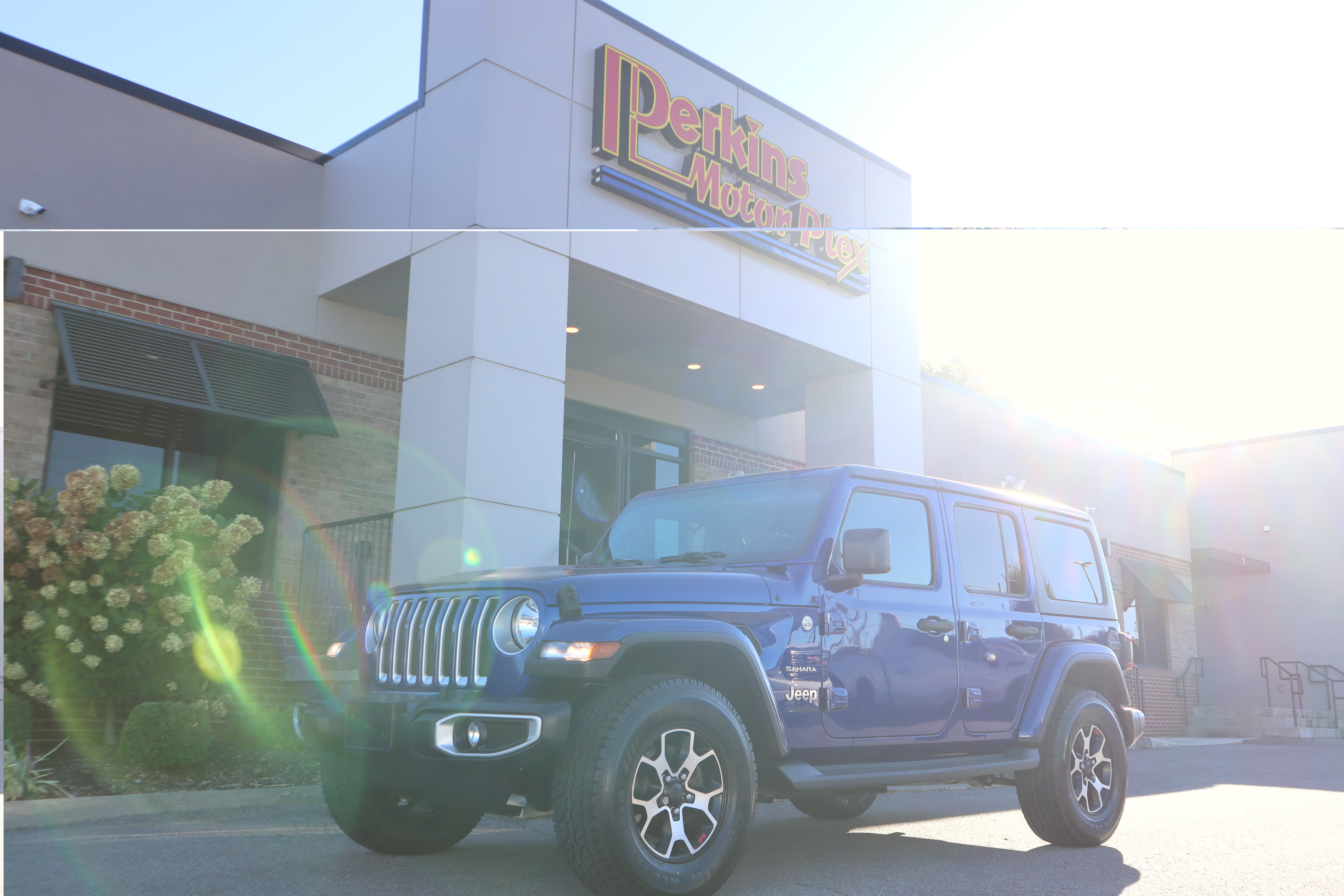 Used 2018 Jeep Wrangler Unlimited Sahara w/ Dual Top Group AWD/4WD image 30