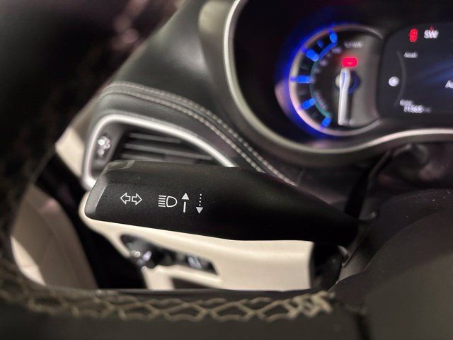 Used 2024 Chrysler Pacifica Limited FWD image 28