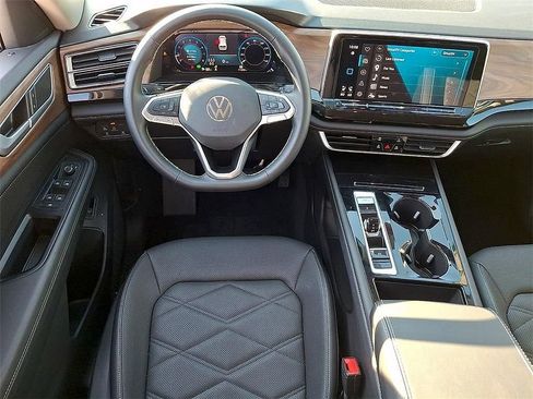 Used 2025 Volkswagen Atlas SE image 11