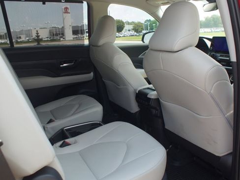Used 2026 Toyota Grand Highlander AWD Hybrid image 23