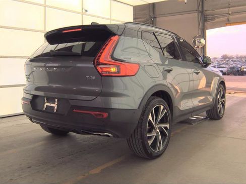 Used 2019 Volvo XC40 T4 R-Design image 9