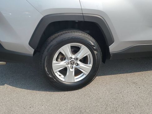 Used 2021 Toyota RAV4 XLE FWD image 5