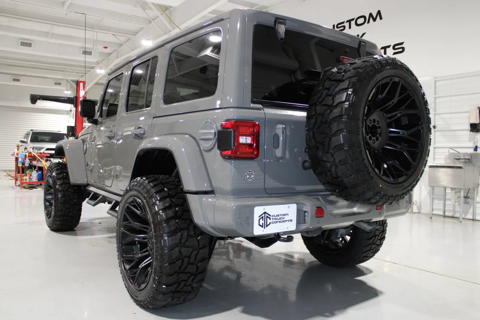 Used 2022 Jeep Wrangler Unlimited Sahara AWD/4WD image 7