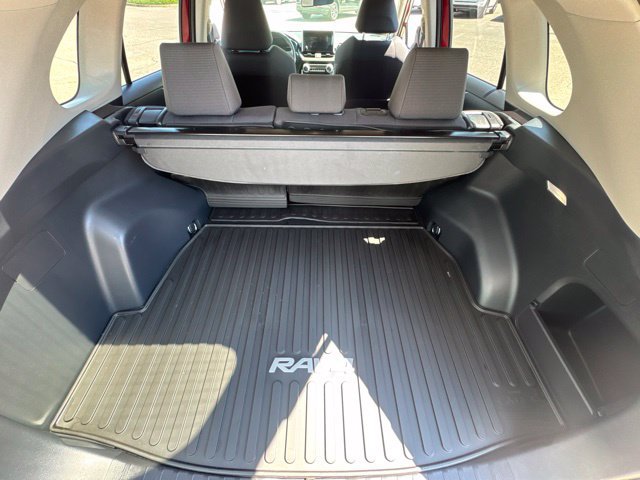 Used 2024 Toyota RAV4 LE AWD/4WD image 4