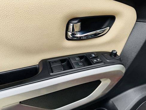 Used 2017 Nissan Titan SV image 12