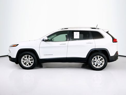 Used 2018 Jeep Cherokee Latitude Plus w/ Cold Weather Group AWD/4WD image 4
