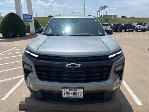 Used 2024 Chevrolet Traverse LT w/ Midnight/Sport Edition FWD image 2