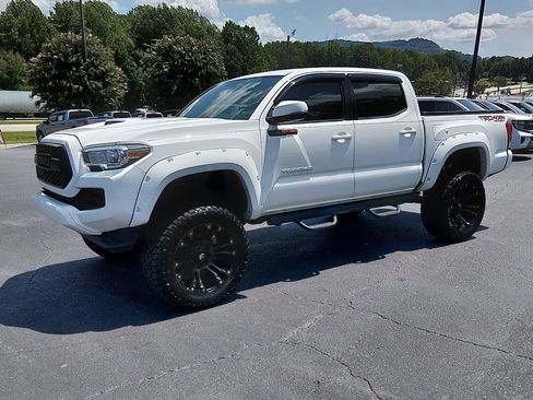 Used 2016 Toyota Tacoma TRD Sport w/ Premium & Technology Package AWD/4WD image 8