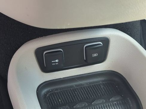 Used 2018 Chrysler Pacifica Limited FWD image 19