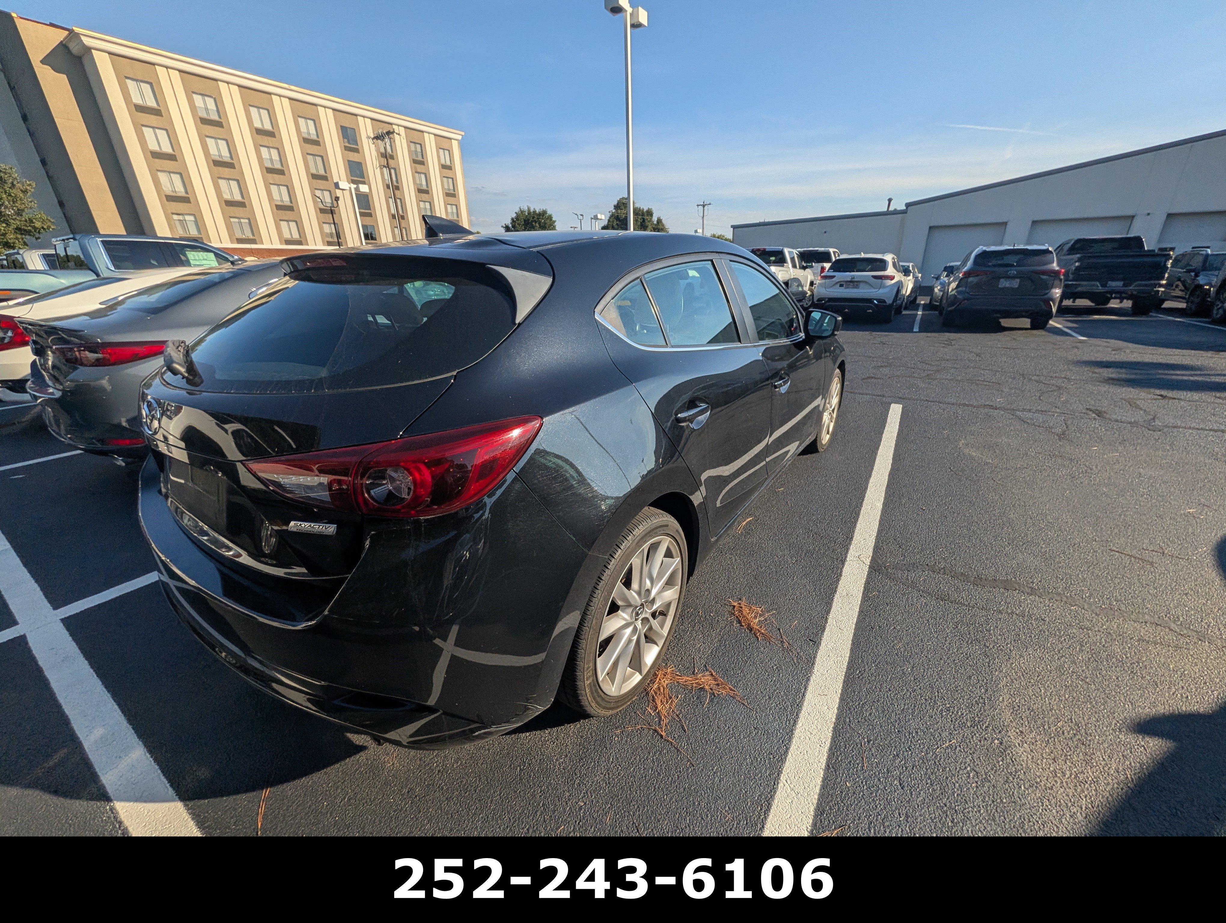 Used 2017 MAZDA MAZDA3 Grand Touring w/ Premium Equipment Package FWD image 4