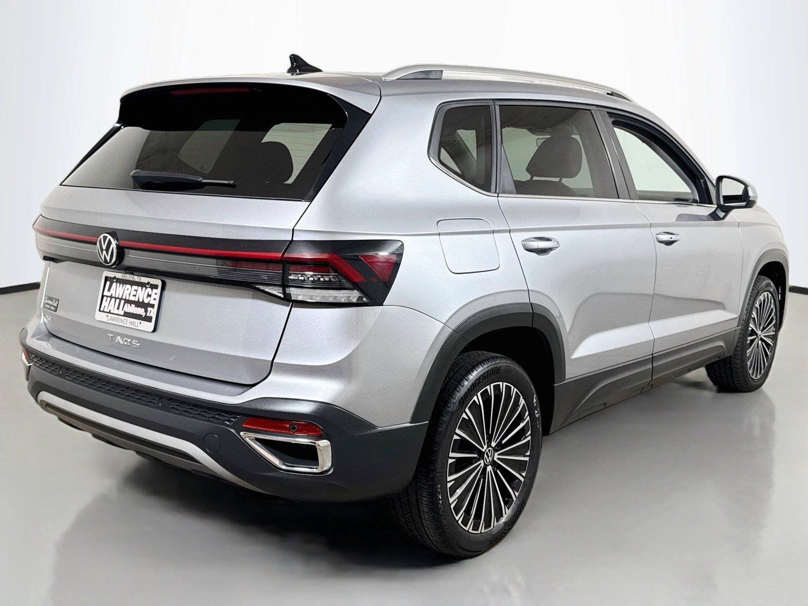 Used 2025 Volkswagen Taos SE FWD image 4