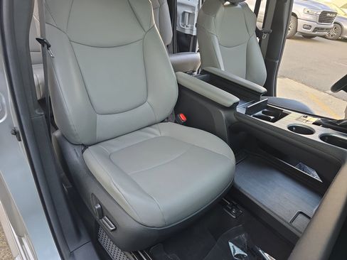 Used 2025 Toyota Sienna XLE image 16